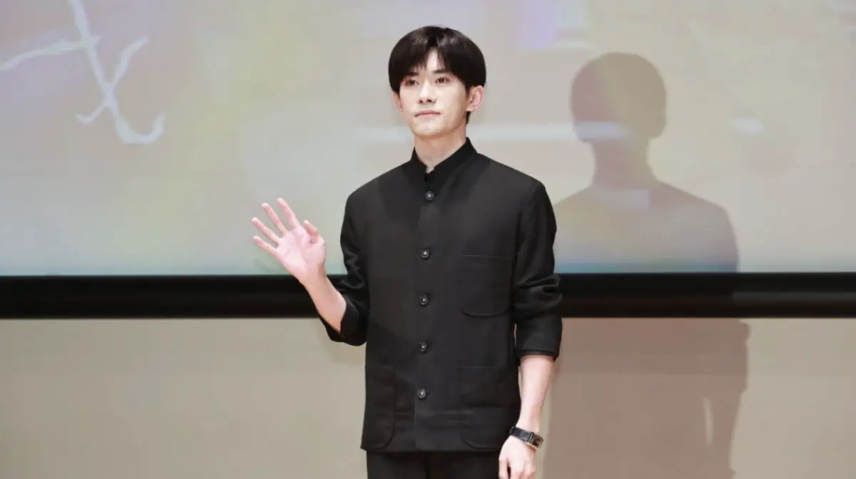 ▲現年24歲的中國男星易烊千璽（如圖）被封稱「9千萬頂流藝人」，今（21）日他吐露私下性格不那麼多愁善感，靠「睡一覺」就能緩解壓力，並分享演員之路拍片的辛酸歷程，「真的不容易。」（圖／記者吳翊緁攝影）