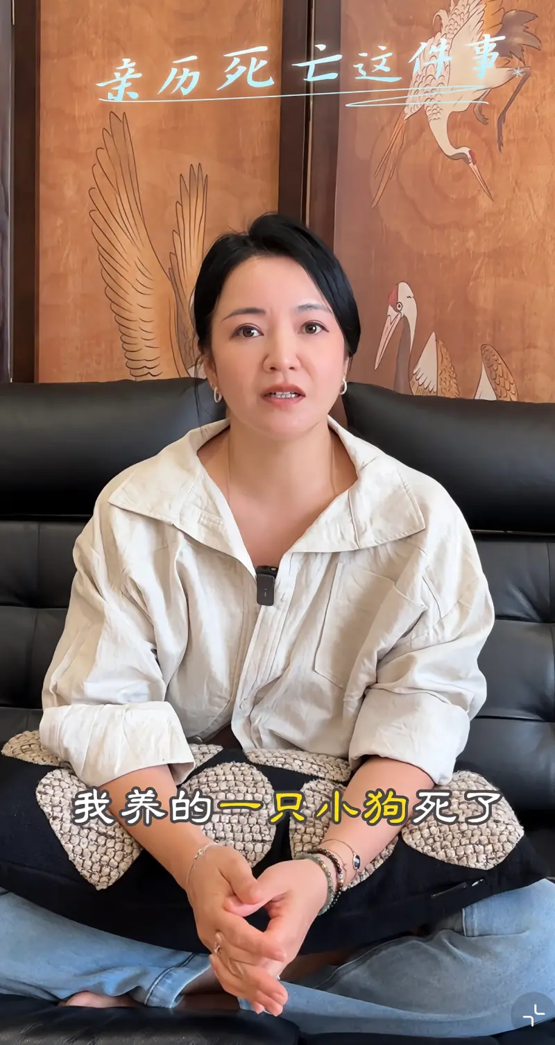 ▲阿雅（如圖）穿著樸素坐在鏡頭前談論「死亡」，更罕見提到大S因病去世的事情。（圖／阿雅小紅書）