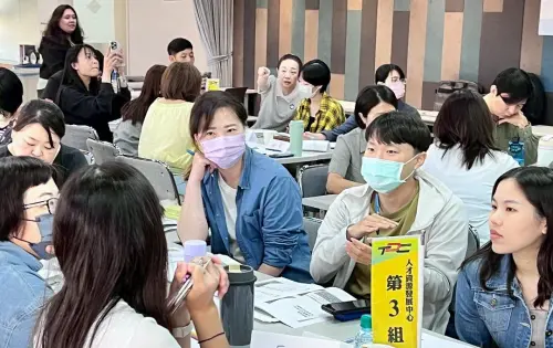 ▲勞動部勞動力發展署高屏澎東分署人才資源發展中心舉辦人資培力課程,學員專注情境討論,展現高漲學習熱情。(圖/勞動部高屏澎東分署提供) ▲勞動部勞動力發展署高屏澎東分署人才資源發展中心舉辦人資培力課程,學員專注情境討論,展現高漲學習熱情。(圖/勞動部高屏澎東分署提供)