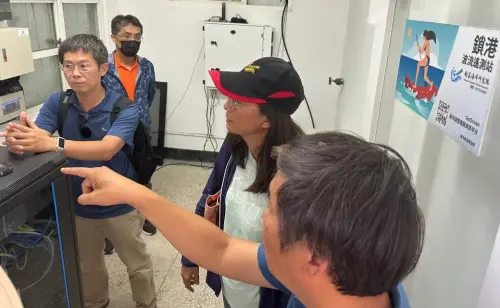 ▲國家海洋研究院院長陳璋玲(右2)視察鎖港微波雷達站,聽取團隊簡報遙測站運作流程。(圖/國家海洋研究院提供) ▲國家海洋研究院院長陳璋玲(右2)視察鎖港微波雷達站,聽取團隊簡報遙測站運作流程。(圖/國家海洋研究院提供)