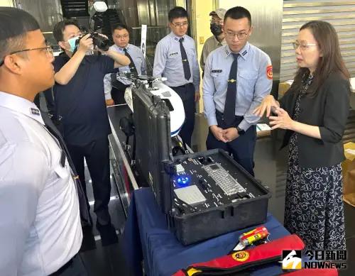 ▲海洋委員會政務副主任委員黃向文(右)參觀海巡署展示的無人機等裝備。(圖／記者黃守作攝，2025.05.21)