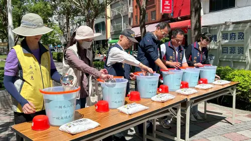 ▲副秘書長王宏榮率市府防疫團隊運用「一桶水防治」方法,將無磷洗衣粉加水打泡後,倒入水溝,有效抑制病媒蚊孳生。(圖/高市府衛生局提供) ▲副秘書長王宏榮率市府防疫團隊運用「一桶水防治」方法,將無磷洗衣粉加水打泡後,倒入水溝,有效抑制病媒蚊孳生。(圖/高市府衛生局提供)