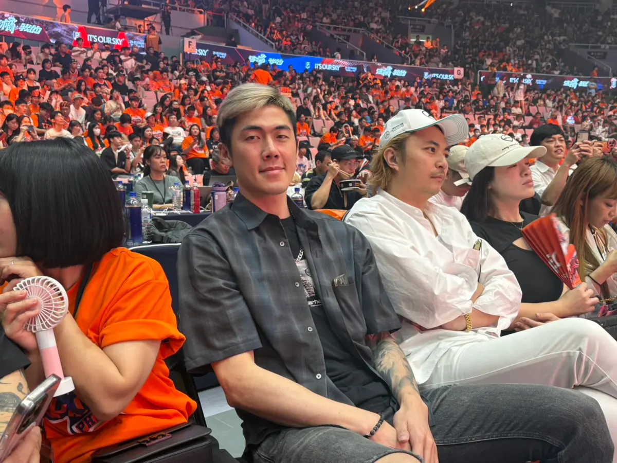 ▲效力CBA上海隊的劉錚前段時間已經返台，今天也來到P.LEAGUE+總冠軍賽第7戰現場，為桃園領航猿和富邦勇士加油，他笑說沒有要特別支持哪一隊，談到國家隊隊友盧峻翔今年表現大躍進，一路率領領航猿打進冠軍賽，劉錚想送給盧峻翔「7個字」。（圖／NOWnews）