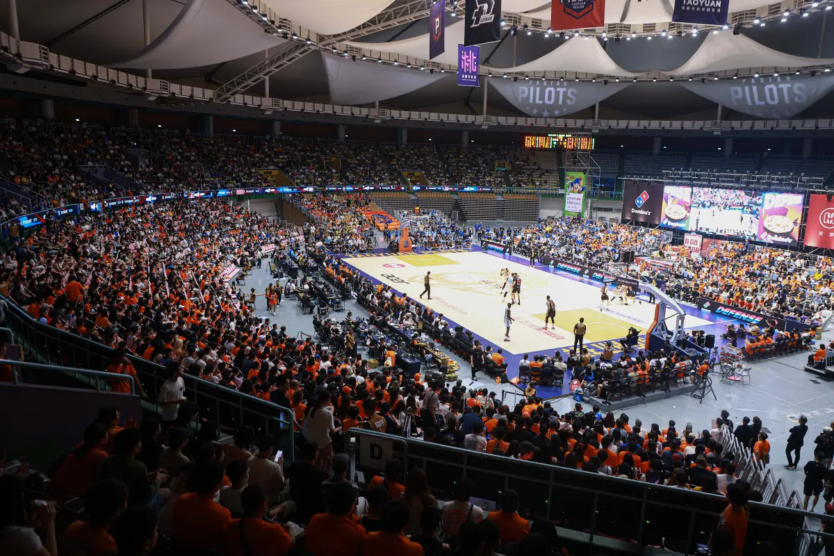 ▲P.LEAGUE+總冠軍賽史上首次「搶七大戰」今（21）日開打，由桃園璞園領航猿在主場迎戰台北富邦勇士，不僅桃園市立綜合體育館平日吸引滿場5900位觀眾進場，首節開打後，P.LEAGUE+官方Youtube頻道更一度吸引超過11萬人同時觀看，就有球迷在Threads上發問：「台灣是不是還是很多人在看籃球？」（圖／記者葉政勳攝）