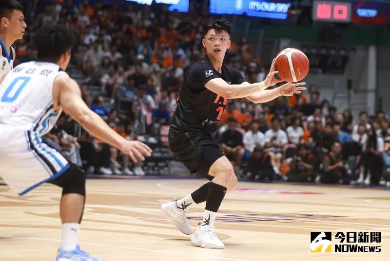 ▲李家慷（右）本屆瓊斯盃最後關頭獲得遞補入選的機會，直到26歲終於成功站上成人國際賽舞台，他受訪時笑說自己原本已經打算出國放假，很開心可以入選，但他也展現「不滿足」態度，希望將接下來的目標放在闖進亞洲盃正選名單內。。（圖／記者葉政勳攝 ,2025.05.21）