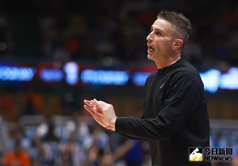 ▲兩職籃合作破局，PLG桃園領航猿總教練卡米諾斯在第一時間透過社群媒體發聲，引用法國存在主義哲學家沙特（Jean-Paul Sartre）名言：「當富人發動戰爭，死的就是窮人」。（圖／記者葉政勳攝 ,2025.05.21）