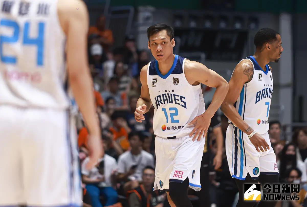 ▲臺北富邦勇士以「All Braves, All Heart」為核心精神，2025-26賽季正式啟動！本季年度季票自10月3日開賣以來，在短短10天內即突破歷年銷售紀錄，總計售出近1,300組。（圖／記者葉政勳攝 ,2025.05.21）