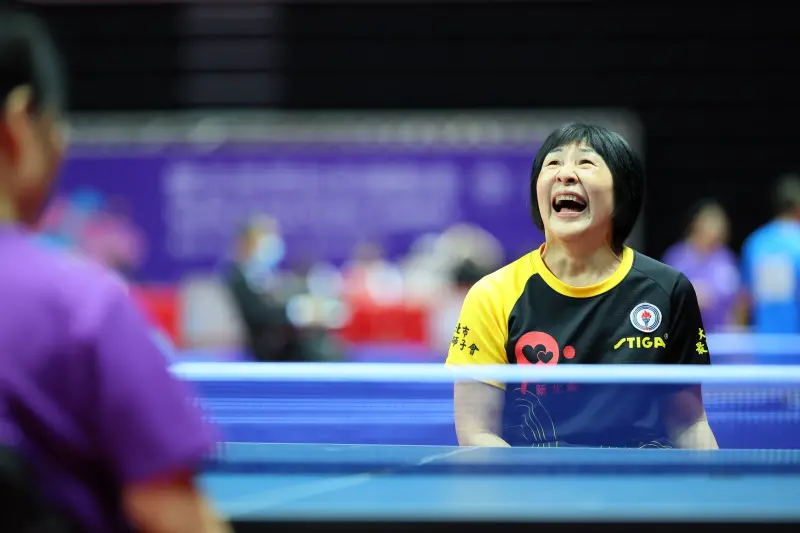 ▲世壯運桌球賽進行時+不時看到盧碧春對看臺上的兒子微笑。（圖／新北市體育局提供）