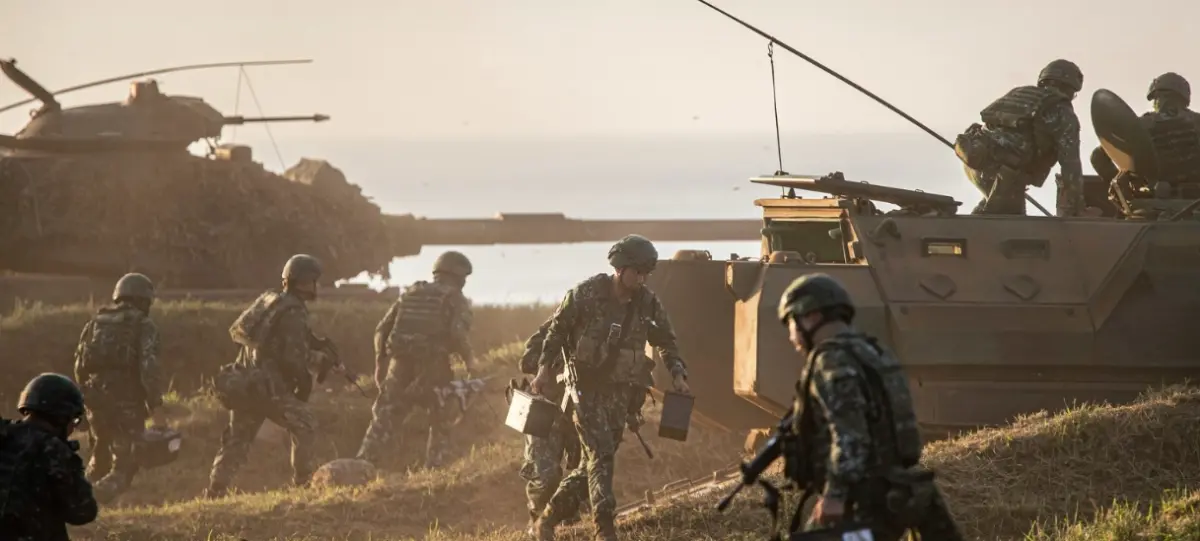 ▲陸軍十軍團某黃姓上士班長，私自留存並盜賣多的戰鬥背心內蕊。（示意畫面／翻攝國防部）