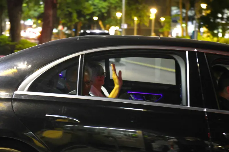 ▲黃仁勳用餐1小時半後便從地下停車場搭車離去,雖然並未與民眾簽名、拍照,但離開前也有揮手致意。(圖╱記者林柏年攝)