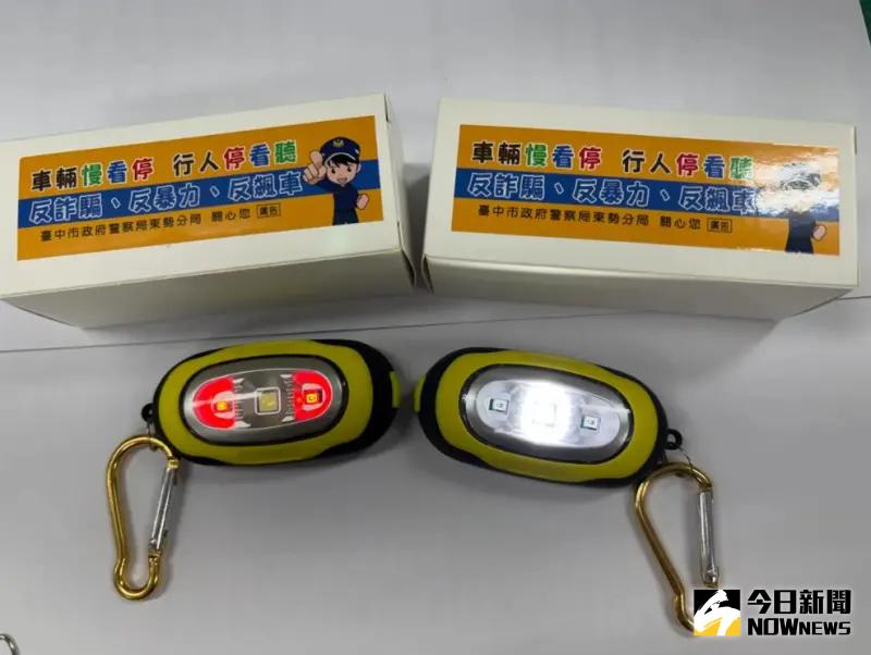 ▲高齡者配戴「掛包警示燈」，提升過馬路的安全性。(圖/警方提供)