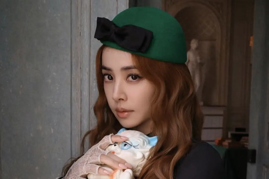 ▲有網友挖出蔡依林（如圖）與彭于晏在網路上的曖昧互動，發現兩人在2019年都有去一家日本須經人介紹的餐廳吃飯，還都拿著一樣的玫瑰花拍照，讓網友懷疑其實兩人早就復合。（圖／蔡依林 IG）