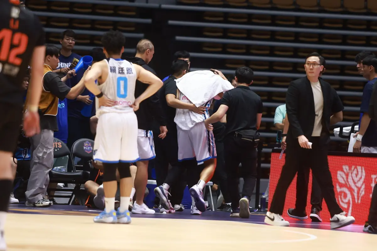 ▲富邦勇士和桃園璞園領航猿在桃園巨蛋激戰，比賽第四節，勇士隊魂「野獸」林志傑受傷，左手在一個防守回合中摔傷，完全變形，畫面怵目驚心，退場接受治療，也讓場邊球迷擔心到落淚。（圖／記者葉政勳攝）