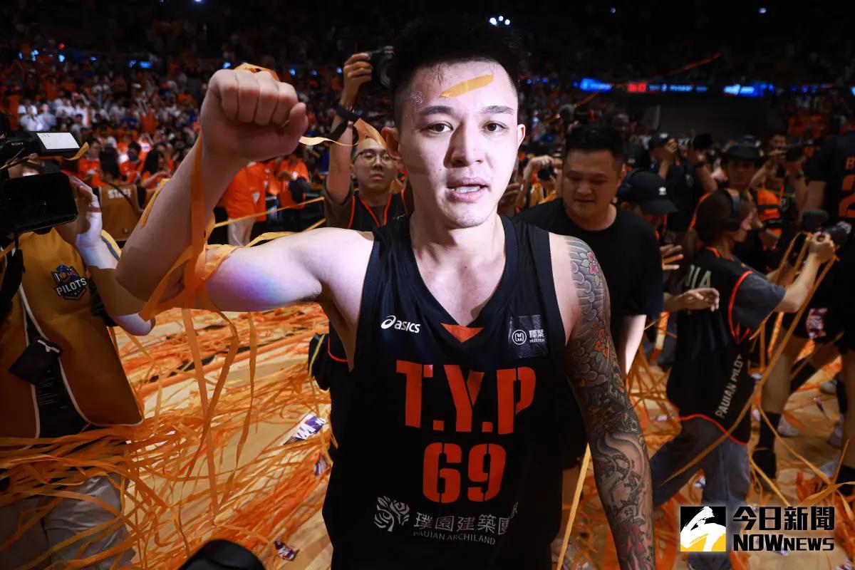 ▲P.LEAGUE+桃園領航猿總冠軍賽第7戰以89：86擊敗台北富邦勇士，斬獲隊史第一座總冠軍，一哥「夜王」盧峻翔獲選為總冠軍賽MVP，賽後哽咽地表示，球隊經過5年的成長，這次沒有本錢再輸球，而且這真的是最後機會，很開心有跟隊友一起頂住壓力。「現在，我們真的是冠軍球隊了！」（圖／記者葉政勳攝 ,2025.05.21）