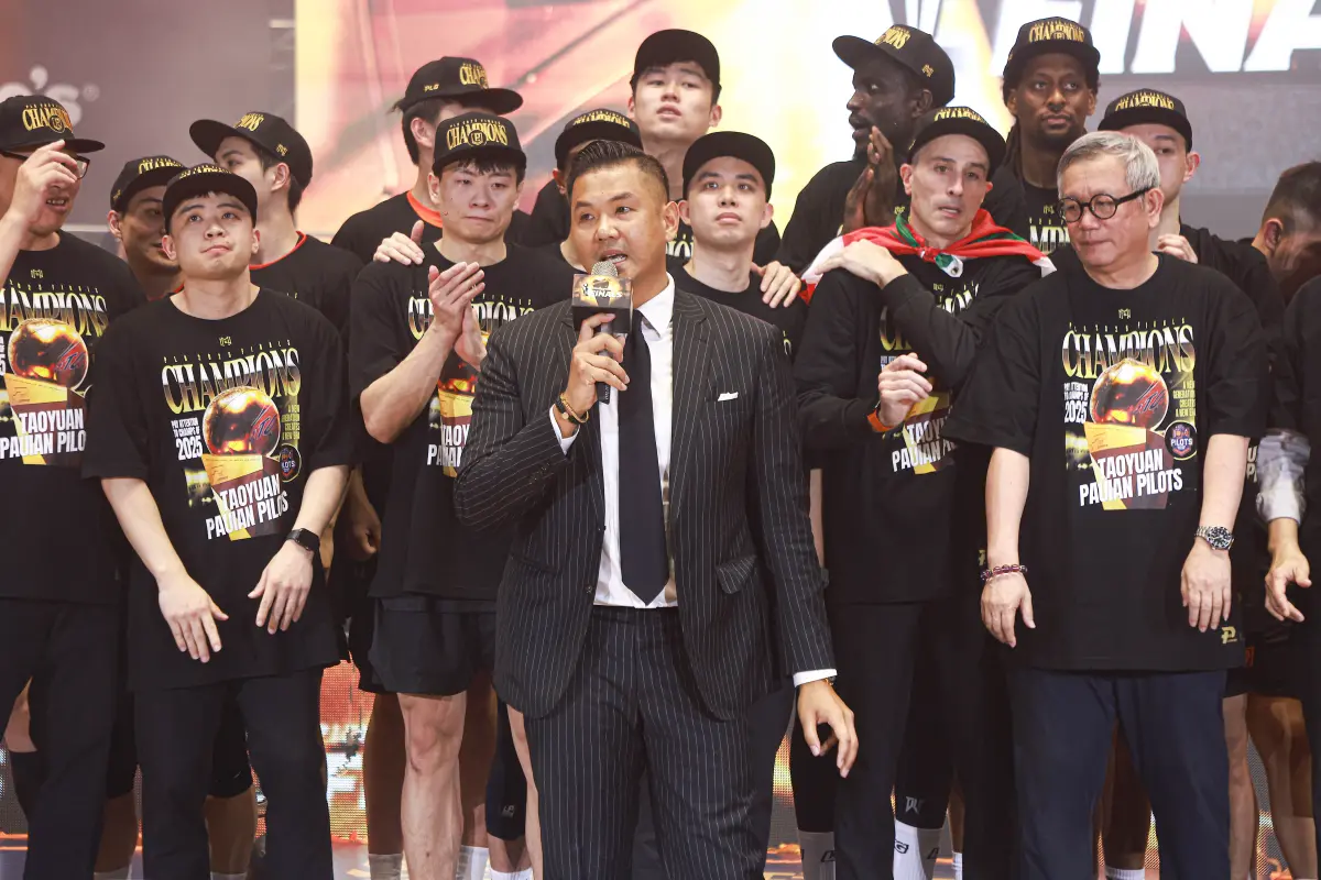 ▲P.LEAGUE+副會長陳建州（中）受訪時被問到對兩聯盟未來看法，直言休賽季樂於展開溝通，但也坦言「想要一次到位根本是天方夜譚」，盼用數年時間逐漸合作，不要躁進。（圖／記者葉政勳攝）