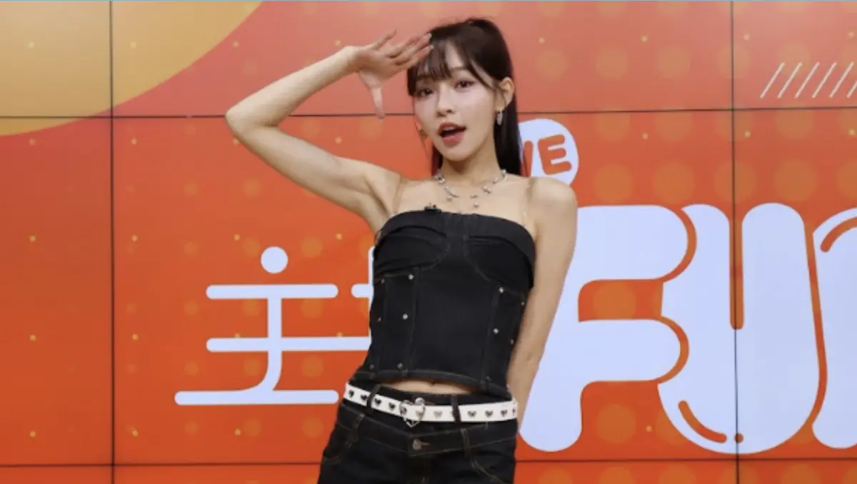 ▲味全龍啦啦隊成員林襄（如圖）昨（21）日登上​網路節目《主播FUN鬆聊》受訪，透露自己曾瘦到42公斤，卻因身上衣物太過緊身，導致「肥肉溢出」，也分享道隊員李多慧的私下為人，對方面面俱到的程度，令自己視其為榜樣。（圖／鏡電視提供）