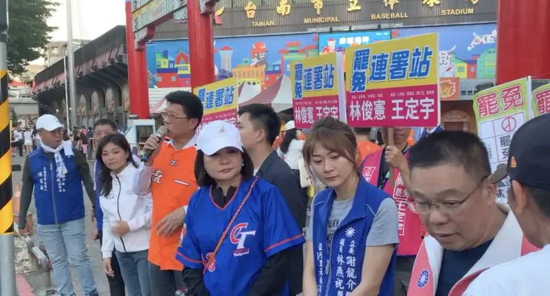 ▲謝龍介昨日現身台南棒球場外頭擺攤，要罷免綠委林俊憲與王定宇。（圖／翻攝自謝龍介臉書）