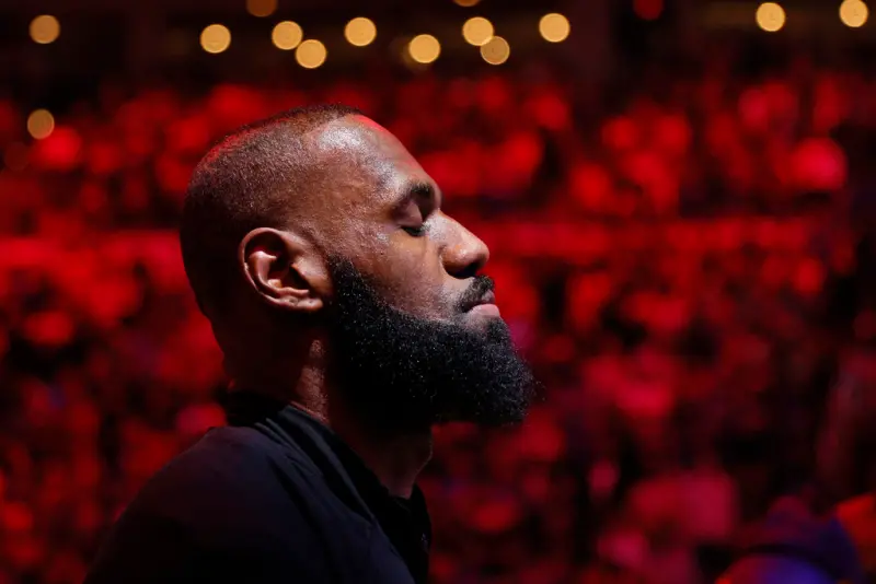 ▲據傳詹皇LeBron James對湖人球員名單感到沮喪，與球團關係如同「政治聯姻」，一旦有「更明確爭冠可能」機會到來時，詹皇就會毫不猶豫的離開洛城。（圖／美聯社／達志影像）