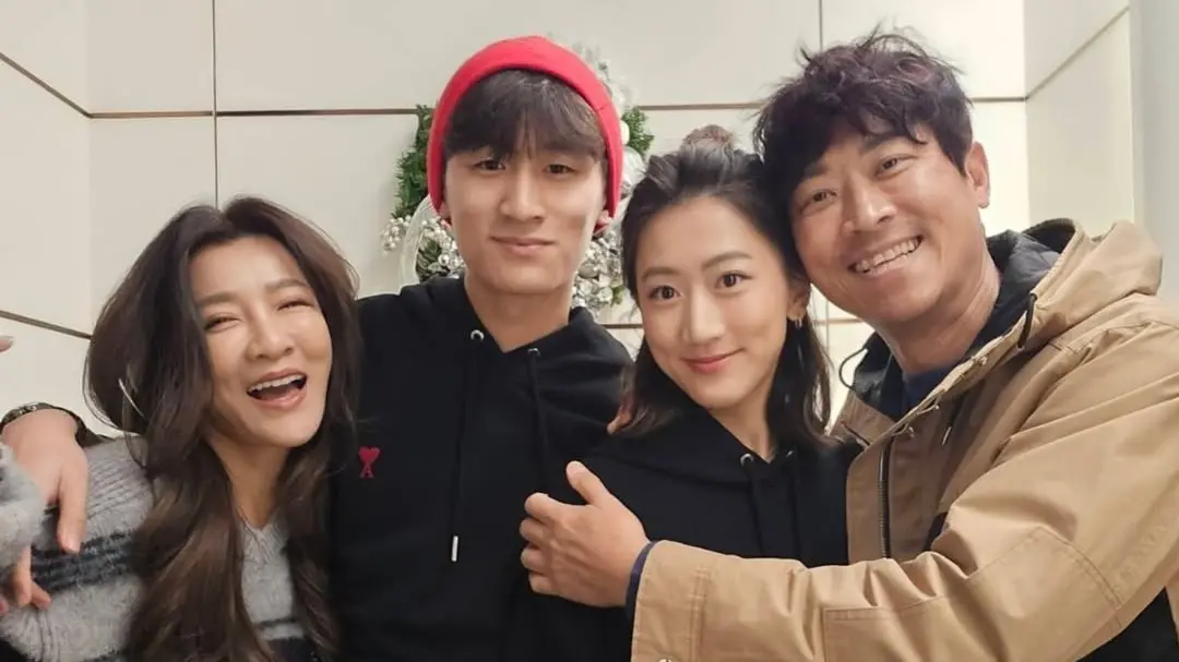 ▲演藝圈夫妻檔侯昌明（右）、曾雅蘭（左）時常在社群中分享幸福日常，昨（4）日，侯昌明卻在臉書發文抱怨，自己辛苦一整天回家後，卻看到兒子躺在床上滑手機，甚至吃的水果曾雅蘭已經幫忙去籽，讓他寫下：「好嫉妒。」（圖／侯昌明臉書）