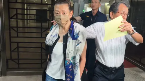 ▲台開董事長邱于芸涉嫌協助詹景超炒股，以100萬交保。（圖／翻攝畫面）