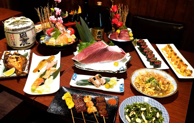 ▲狗一下居酒食堂」推出「東港黑鮪魚祭」，而「狗一下居酒食堂 忠孝店」專有「日料吃到飽」方案，每人988元起，能享有黑鮪魚吃到飽。（圖／狗一下提供）
