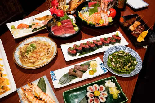 ▲「狗一下居酒食堂 忠孝店」則有「日料吃到飽」方案，最低每人988元，可吃到百種「現點現做」日本料理。（圖／狗一下提供）