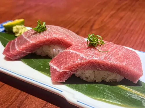 ▲「狗一下居酒食堂忠孝店」獨有「黑鮪魚吃到飽」，吃得到中腹握壽司。（圖／狗一下提供）