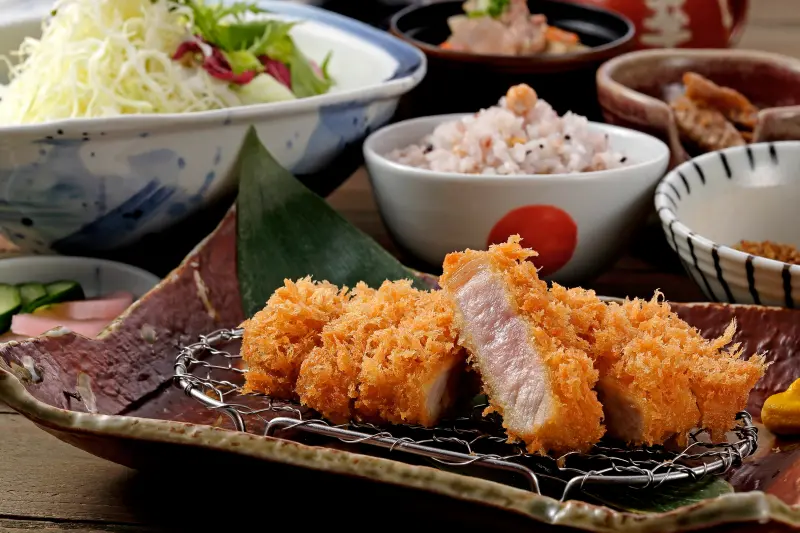 ▲南港LaLaport「伊勢路–勝勢日式豬排」今開幕優惠「中份里肌豬排套餐」半價，週末台啤女孩應援抽扭蛋免費喝啤酒、吃豬排。福勝亭25號激安日「厚切活力豬排定食」特價還可飯菜湯吃到飽一次看。（圖／勝勢提供）