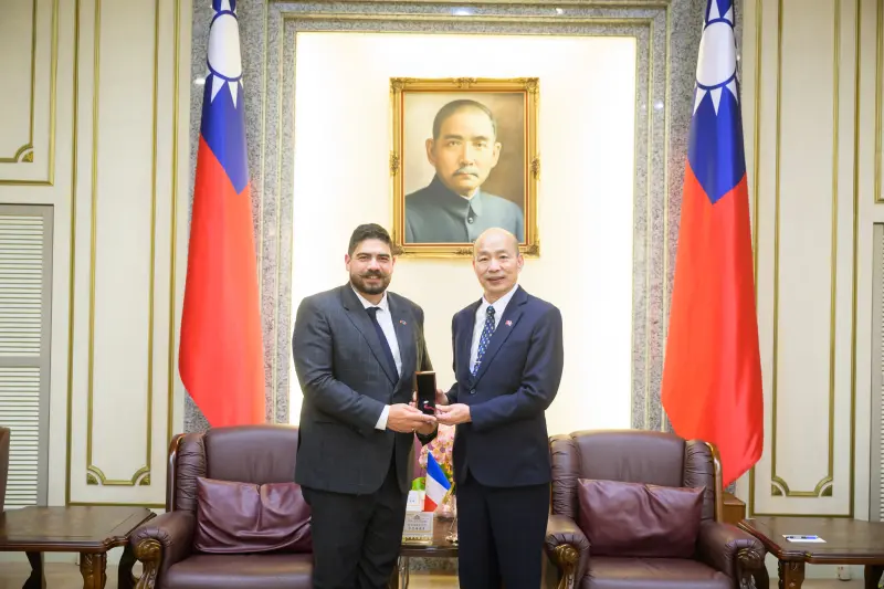 ▲韓國瑜見到鬍鬚茂盛的卡巴揚，立刻說見到卡巴揚很開心，兩人一定可以強強聯手。（圖／立法院提供）