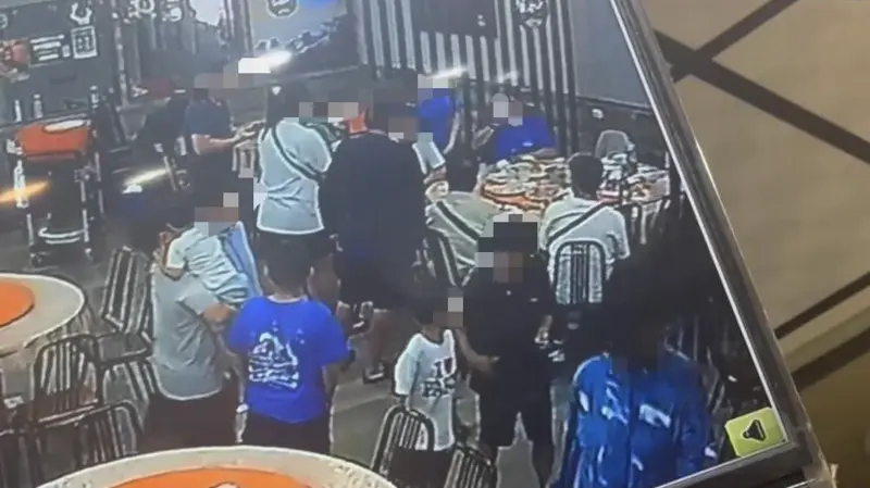 ▲屏東東港一間知名海鮮餐廳最近捲入價格爭議，一位消費者在臉書發文控訴，指稱店家私自因人數多而調整份量，結帳時金額竟高達1萬400元，質疑店家「隱形加價」。（圖／翻攝自臉書）