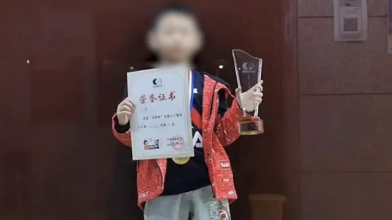 ▲中國網路瘋傳一憾事。9歲天才圍棋小棋手朱宏鑫疑似長期遭受粗暴管教，無法承受而跳樓身亡。（圖／翻攝自微博）