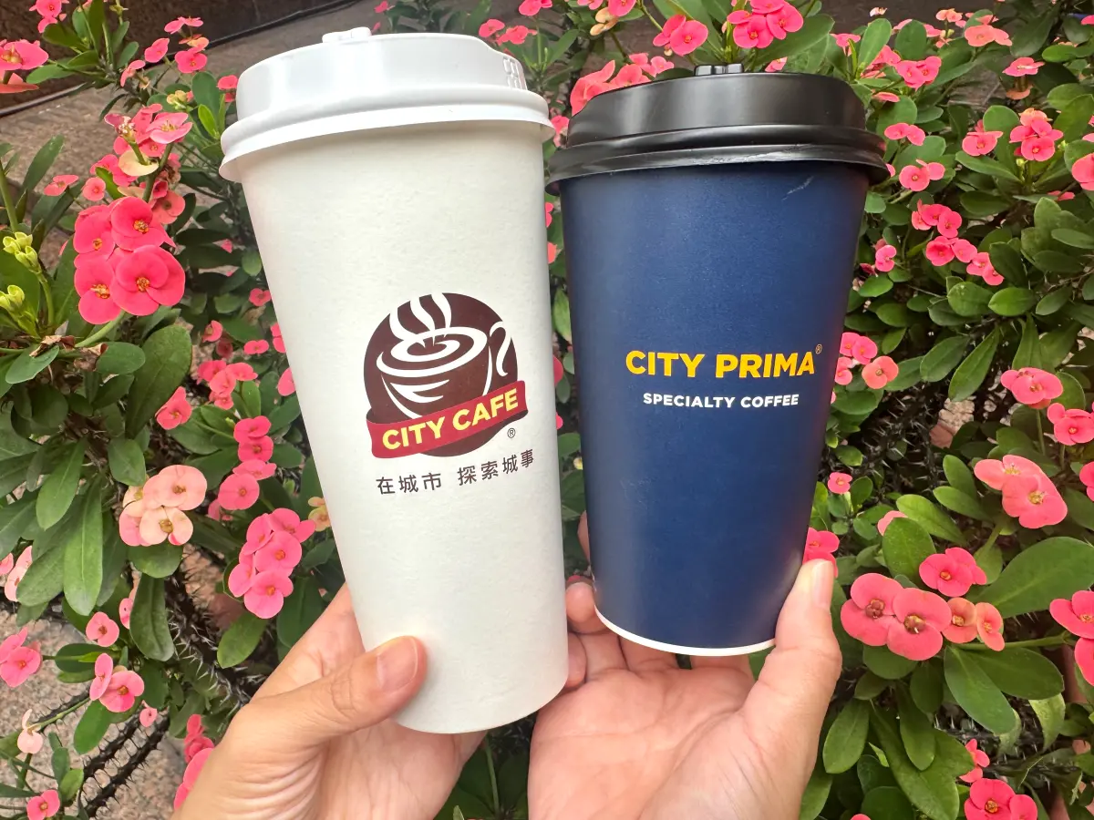 ▲7-11限時三天有青梅冰茶10元多一杯，今起還有「LINE禮物」精品美式、精品拿鐵買一送一。（圖／記者鍾怡婷攝）