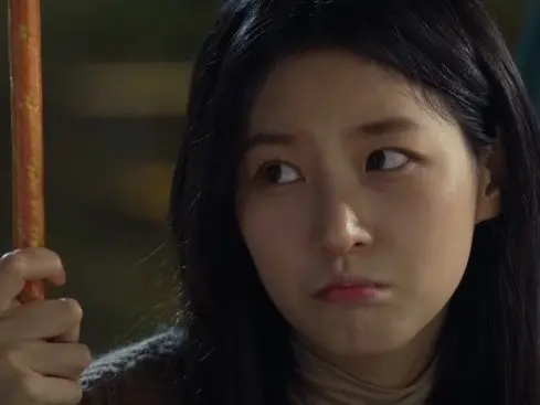 ▲拍攝期間即使與導演有口角，金賽綸仍敬業投入演出，親密戲笑容更甜。（圖／截取自YouTube）