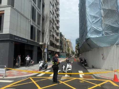 ▲台北市中山區長安東路1段52巷一處工地，今（22）日施工到一半時，突然挖出一枚長約15-20公分已鏽蝕的迫擊炮，警方緊急封鎖現場。（圖／警方提供）