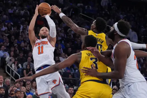 尼克在主控Jalen Brunson ▲Jalen Brunson以冷靜沉著的態度與超強進攻閱讀能力顛覆傳統球風,儘管防守常被詬病,他的進攻影響力依然凌駕全場,成為季後賽最難防的矮後衛。(圖/美聯社/達志影像)