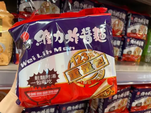 ▲維力炸醬麵在台灣人氣極高，中元普渡期間單月也賣破1萬2千碗。（圖／記者陳雅雲攝）