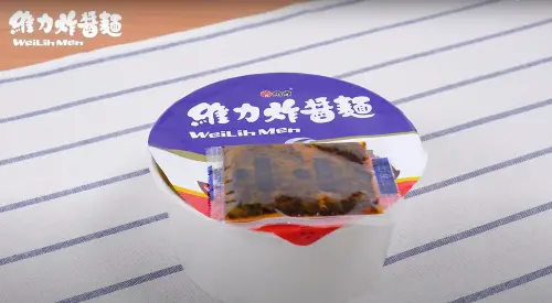 ▲將泡麵碗紙撕開後，加入煮好的熱水，再用泡麵碗紙蓋住悶熱，這時記得將醬包放在碗上加熱。（圖／維力食品YouTube）