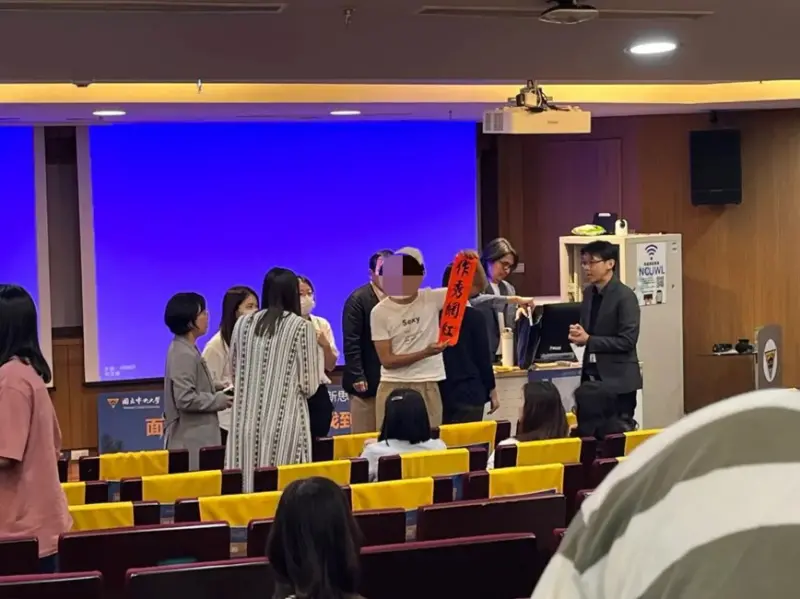 ▲葉丙成日前到中央大學演講，面對學生提問匆忙下台離場，讓學生手舉「作秀網紅」。（圖／翻攝自threads @socialist.mama.tw）