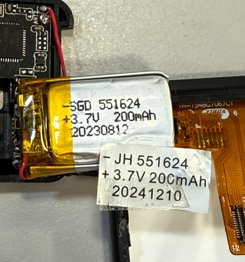 ▲世壯運送的智慧手錶不只晶片疑似洗產地，四叉貓抓包連電池的「製造日期」也在騙。（圖／翻攝自四叉貓臉書）