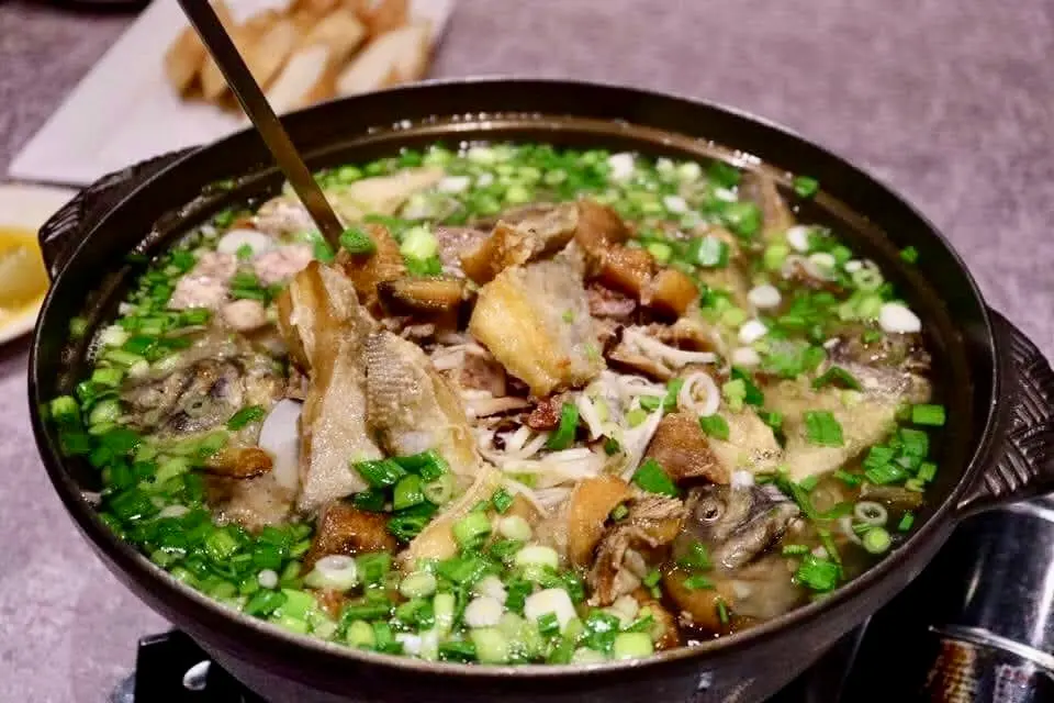 ▲黃仁勳昨（21）日晚餐包下30桌，宴請約300名員工，地點就在「台南海鮮會館」，並指定3道菜包含圖中的鯧魚米粉，與白斬雞、古早味滷肉。（圖／取自台南海鮮會館臉書）