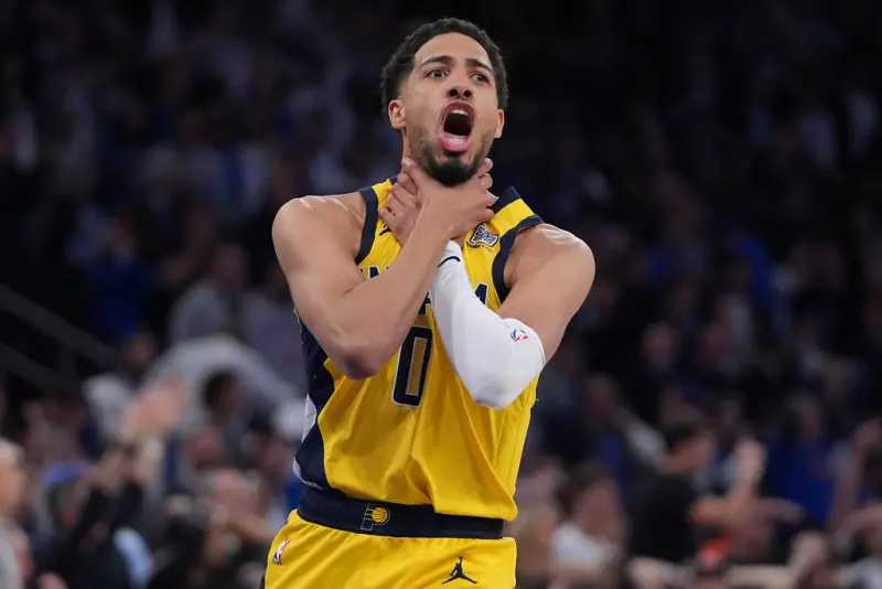 ▲NBA美國職籃（National Basketball Association）東區決賽今（22）日首戰，溜馬靠著Tyrese Haliburton壓哨投進追平分搶進延長賽，並趁勝追擊奪下勝利。賽後，Haliburton談到投進追平分時做出的鎖喉動作，他表示當時以為已經獲勝了。（圖／美聯社／達志影像）