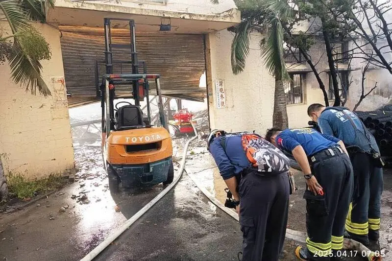 兄弟辛苦了！打火最強戰力「消防機器人」殉職　隊員90度鞠躬致敬