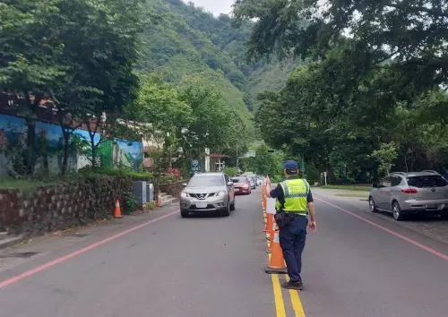 ▲高市警局也針對市內9個重要風景區包括駁二特區等及周邊連接的主要道路與國道1號、3號、10號及台88快速道路等重要交流道，即時進行疏導應對。（圖／高市交通大隊提供）