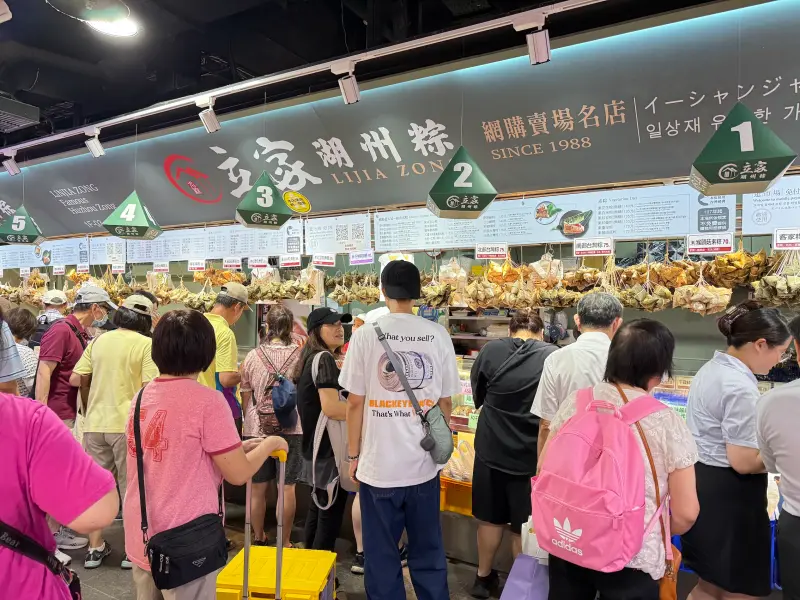 ▲端午節前南門市場的立家湖州粽人潮絡繹不絕，現在最便宜買法曝光，用foodpanda優惠碼自取滿額7.5折，會比在攤位上買便宜200多元。（圖／記者周淑萍攝）