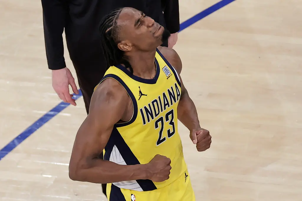 ▲印第安那溜馬今（22）日於東區決戰第一戰，於第四節最多落後達17分情況下逆轉追平，延長賽再以3分取勝，25歲射手Aaron Nesmith於決勝節最後5分鐘發威，手起刀落投進6顆三分，個人豪取20分，是本戰溜馬能逆轉的致勝功臣。（圖／美聯社／達志影像）