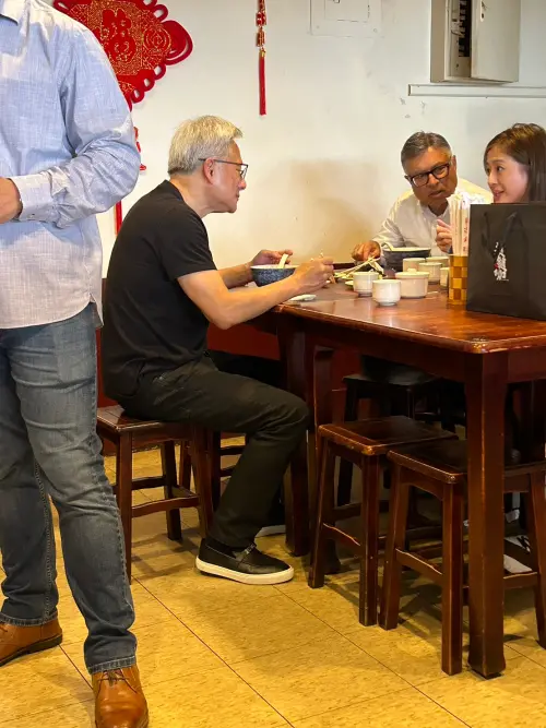 ▲黃仁勳來台第7天中午赴位於內科的愛店「牛耳精緻麵館」。（圖／讀者提供）