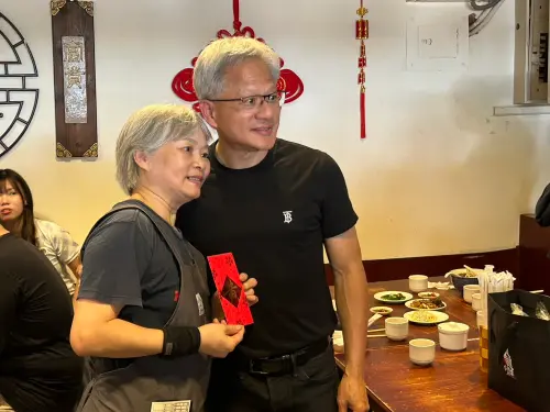 ▲黃仁勳今中午赴愛店「牛耳精緻麵食」用餐，也熱情地幫粉絲簽名。（圖 /讀者提供）