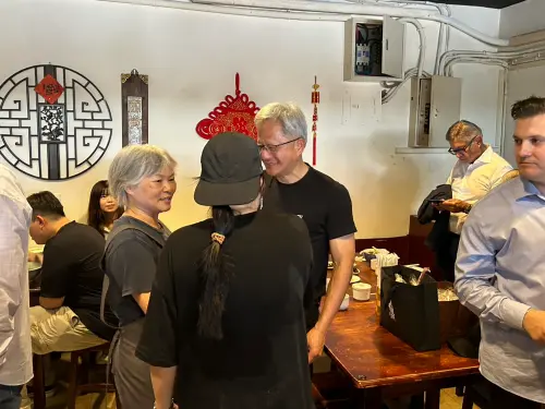 ▲黃仁勳今中午赴愛店「牛耳精緻麵食」用餐。（圖 /讀者提供）