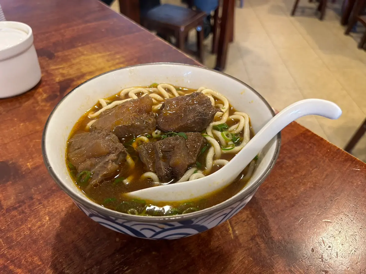 ▲內科上班族美食口袋名單「牛耳精緻麵食」牛肉麵。（圖 /讀者提供）