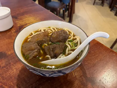 ▲內科上班族美食口袋名單「牛耳精緻麵食」牛肉麵。（圖 /讀者提供）